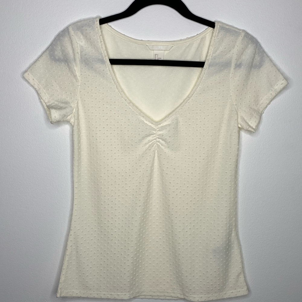 🩷🩵H&M Ivory V-Neck Top